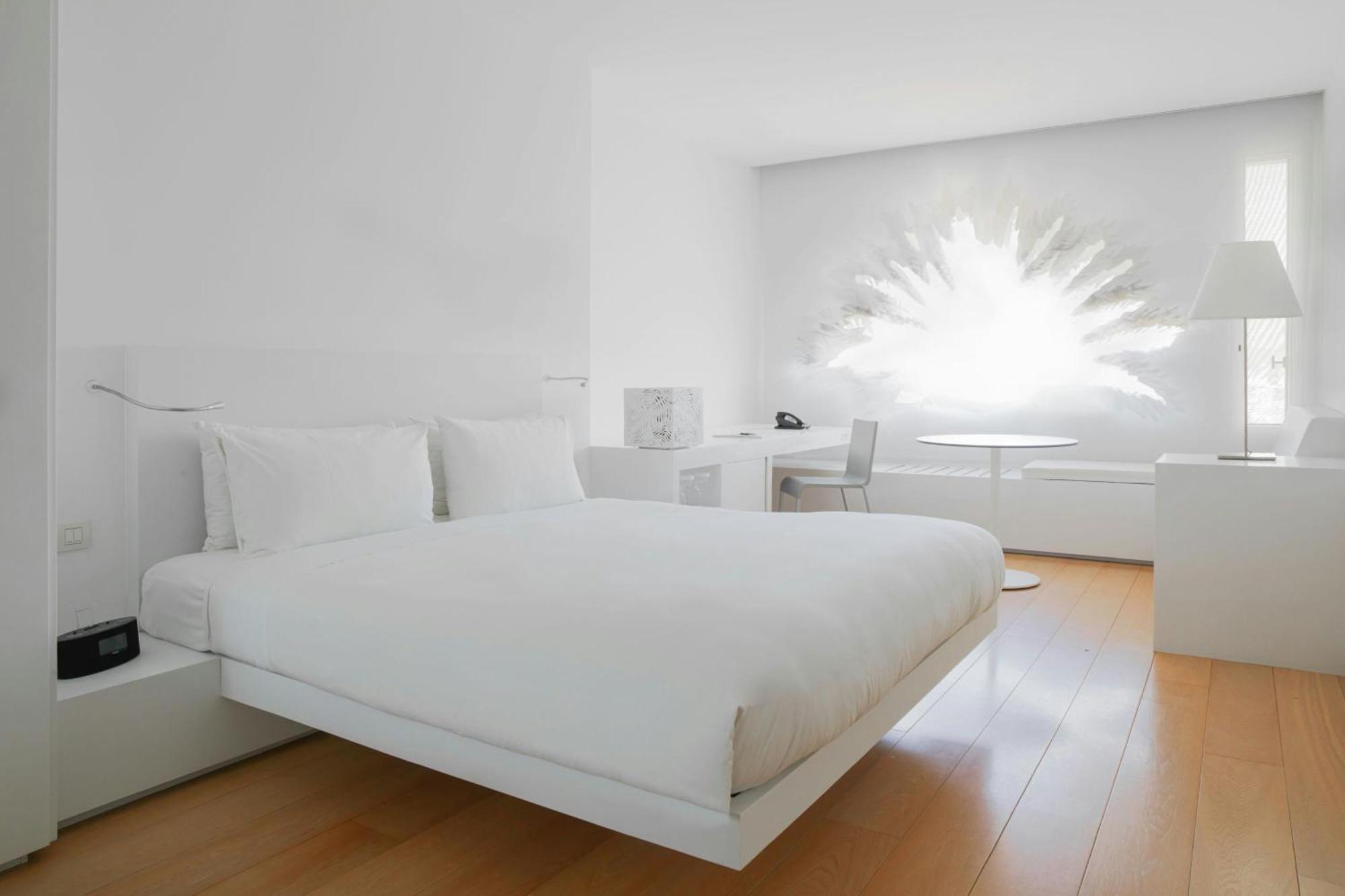 Superior King Room City View